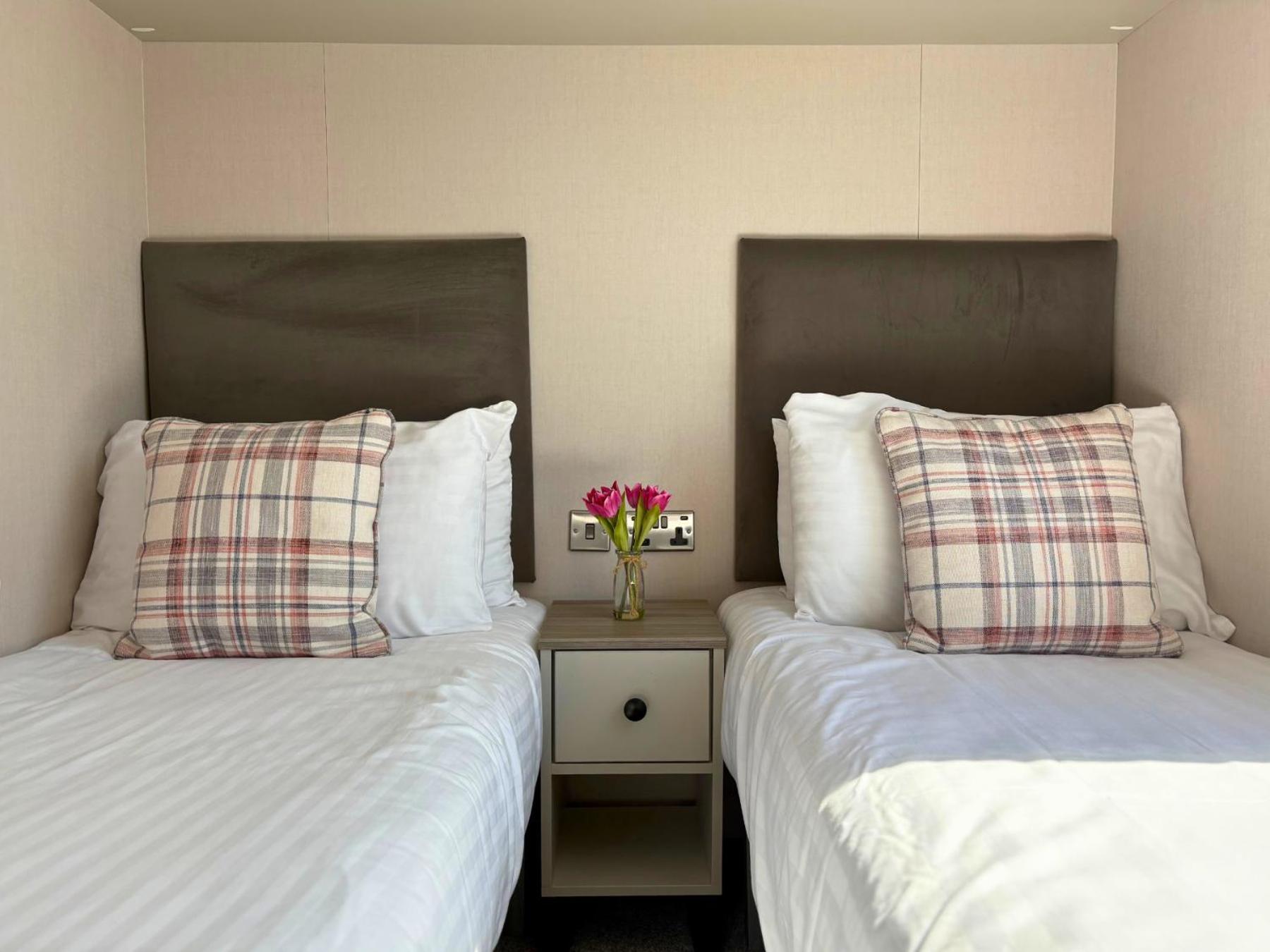 Linwater Caravan Park - Luxury Lodges And Static Caravans Near Edinburgh Newbridge (Lothian) Exterior foto